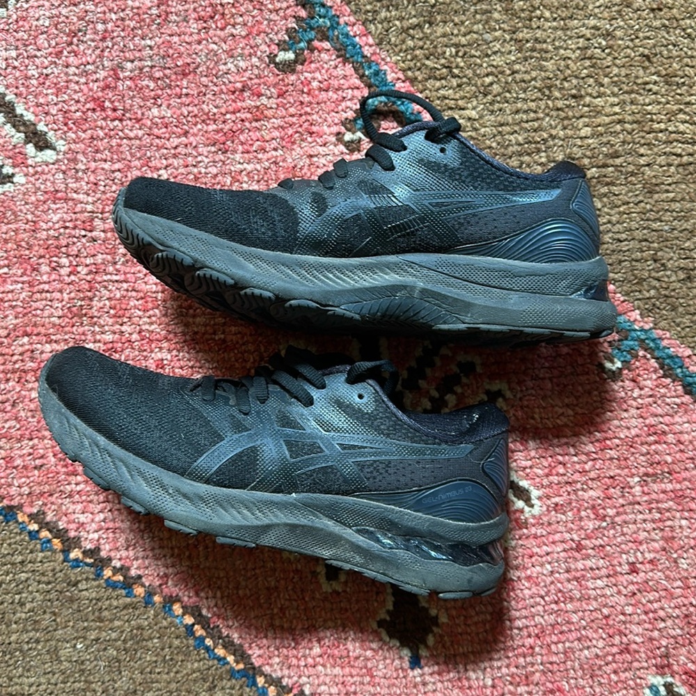 All black ASICS Gel Nimbus